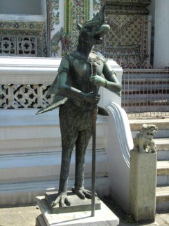 у входа в Phra Wiharn Yod