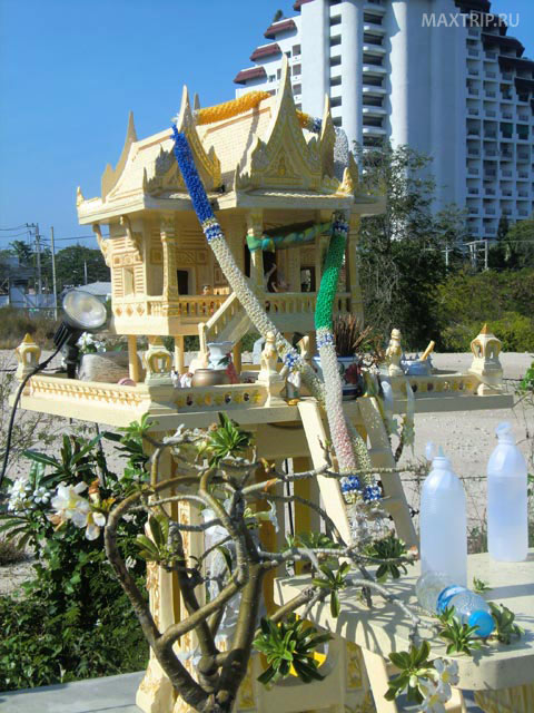 Традиционный домик для духов в Таиланде