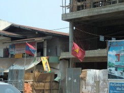 Красные флаги с серпом и молотом в Лаосе