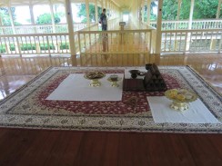 Внутренне убранство и интерьеры тикового дворца Maruekkataiawan (Mrigadayavan) Palace