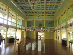 Внутренне убранство и интерьеры тикового дворца Maruekkataiawan (Mrigadayavan) Palace